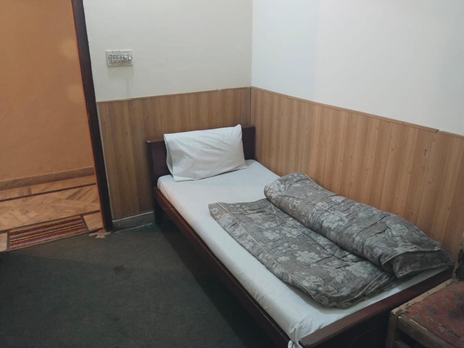 רוואלפינדי Shahzad Hotel מראה חיצוני תמונה