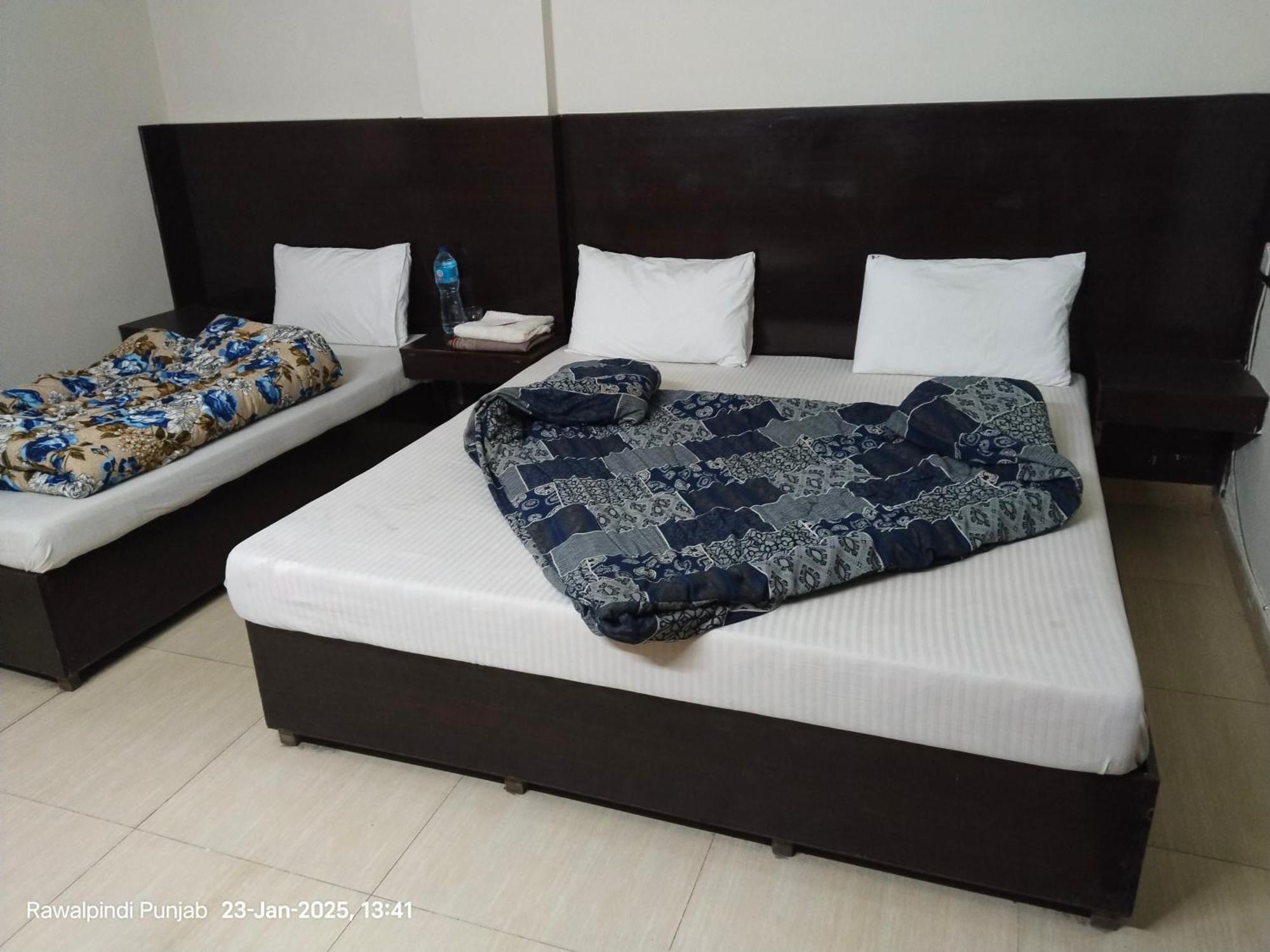 רוואלפינדי Shahzad Hotel מראה חיצוני תמונה